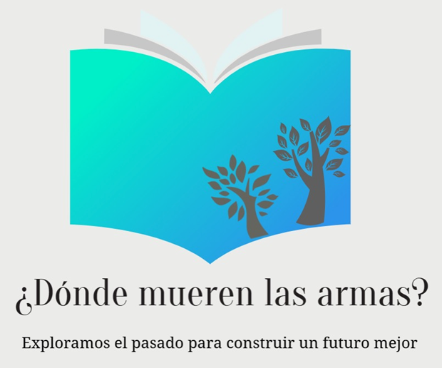 Logo del AVA, la imagen muestra un libro abierto y en su portada se encuentra dos árboles que simbolizan el florecer en la guerra. Debajo del libro aparece el título ¿Dónde mueren las armas? y el lema Exploramos el pasado para construir un futuro mejor.